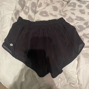 Lululemon size 4 2.5” hotty hot shorts